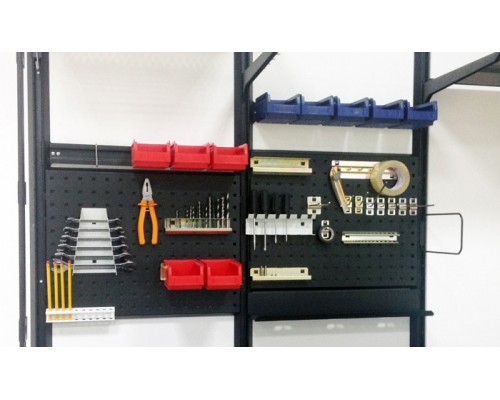 Стеллаж металлический с черными перфорированными панелями